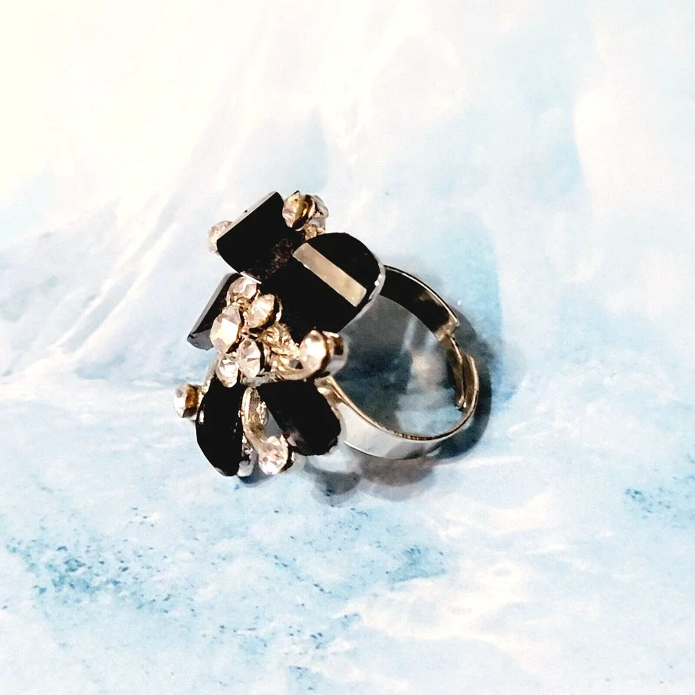 Vintage Large Mid-century Black‎ Glass Floral Adjustable Ring, Silver-tone r-8